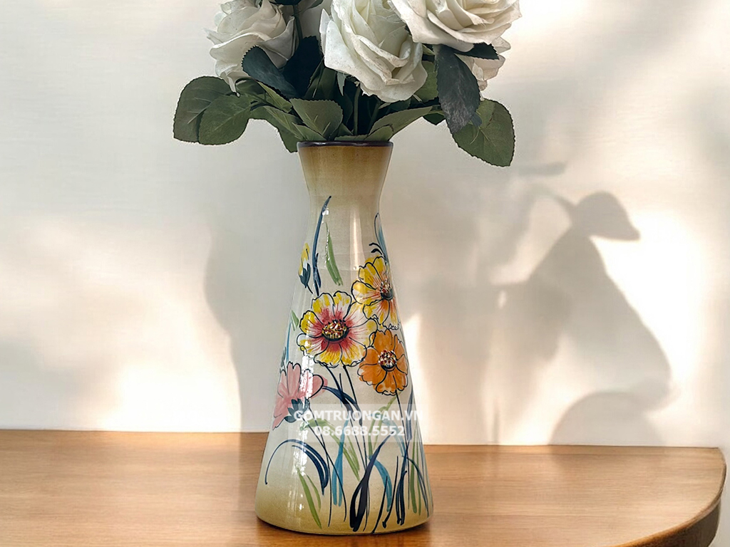 Lọ hoa men bóng 3D dáng chai vát vẽ tay hoa bươm bướm 1