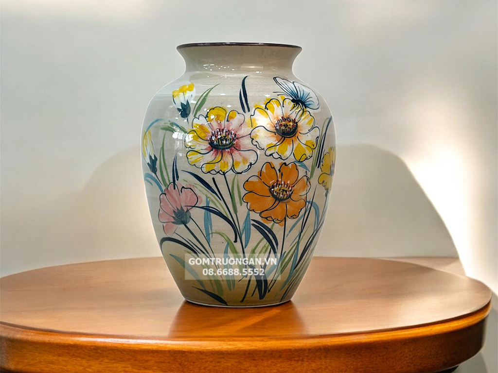 Lọ hoa men bóng 3D dáng vò thấp vẽ tay hoa bươm bướm 1