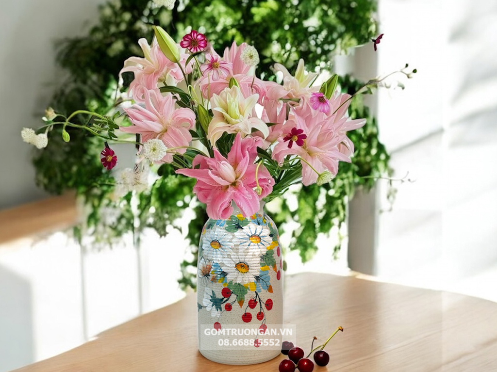 Lọ hoa men tiêu 3D dáng phích ganh nhỏi vẽ tay hoa cúc họa mi trắng 2