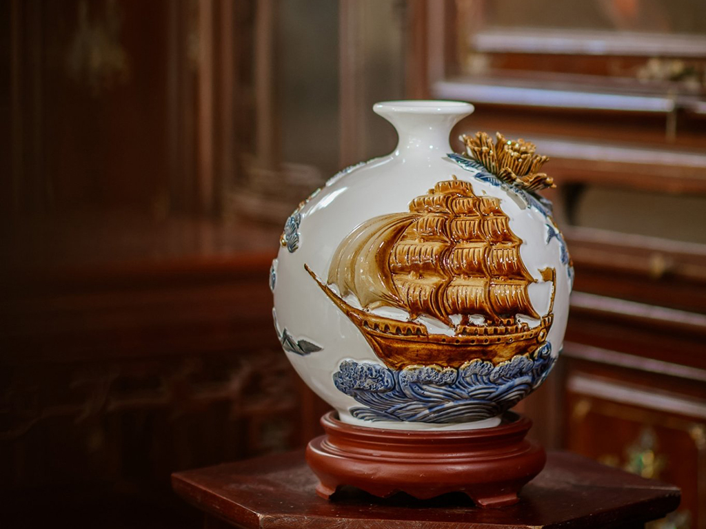 Bình hút lộc đắp nổi Bát Tràng Thuận Buồm Xuôi Gió 21cm 1