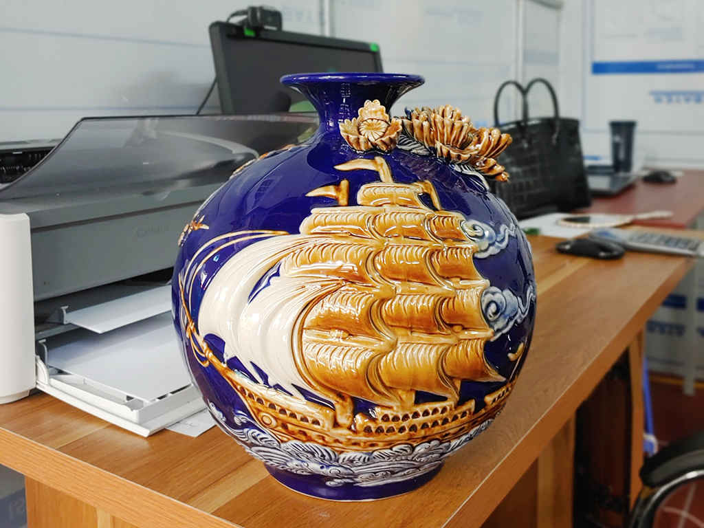 Bình hút lộc mệnh thủy đắp nổi Thuận Buồm Xuôi Gió 27cm 2