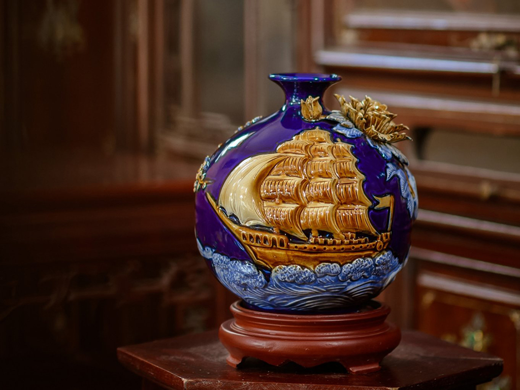 Bình hút lộc mệnh thủy đắp nổi Thuận Buồm Xuôi Gió 21cm 1