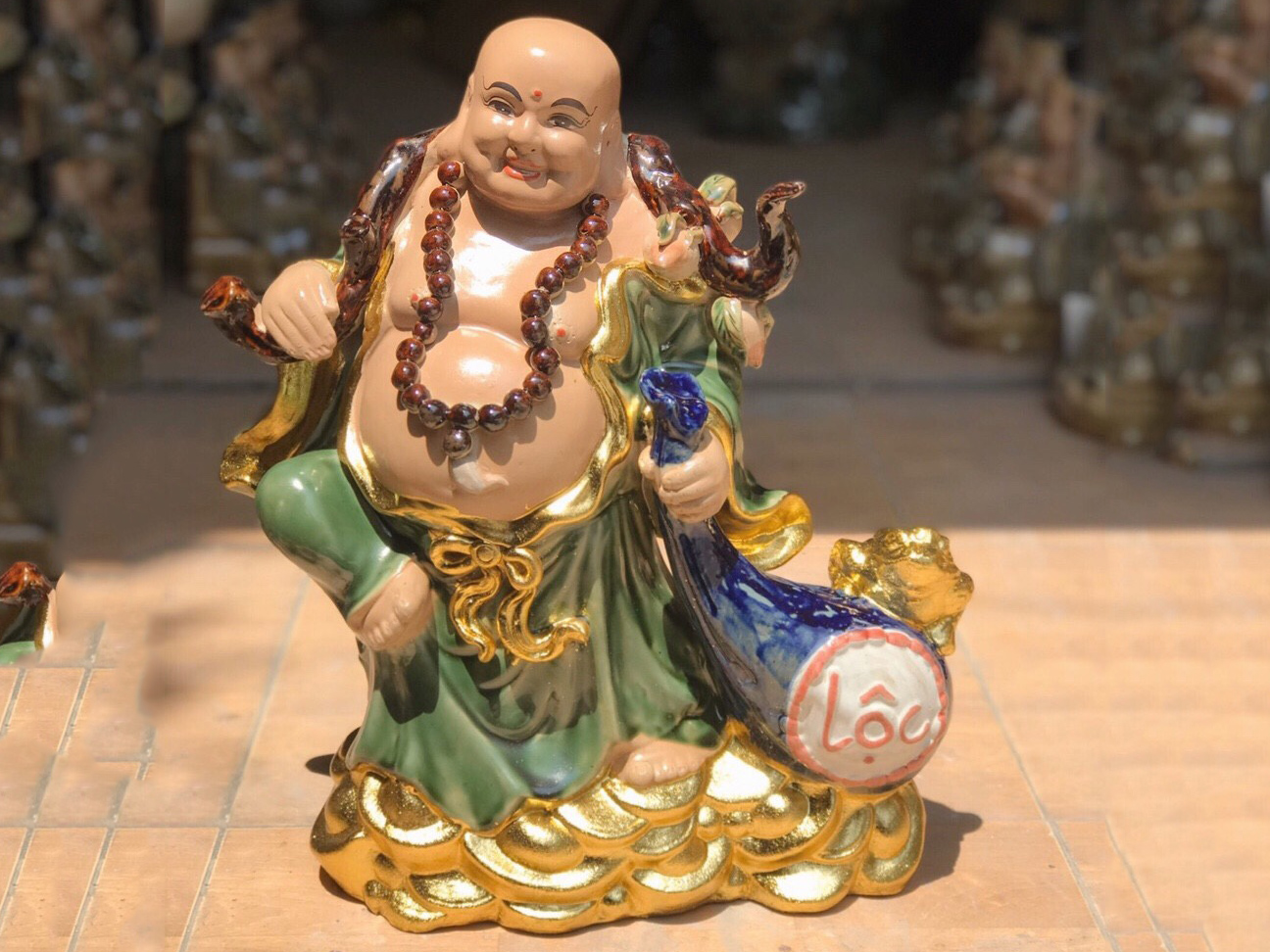 Tượng sứ Di Lặc kéo túi lộc S2 dát vàng cao 40cm 2