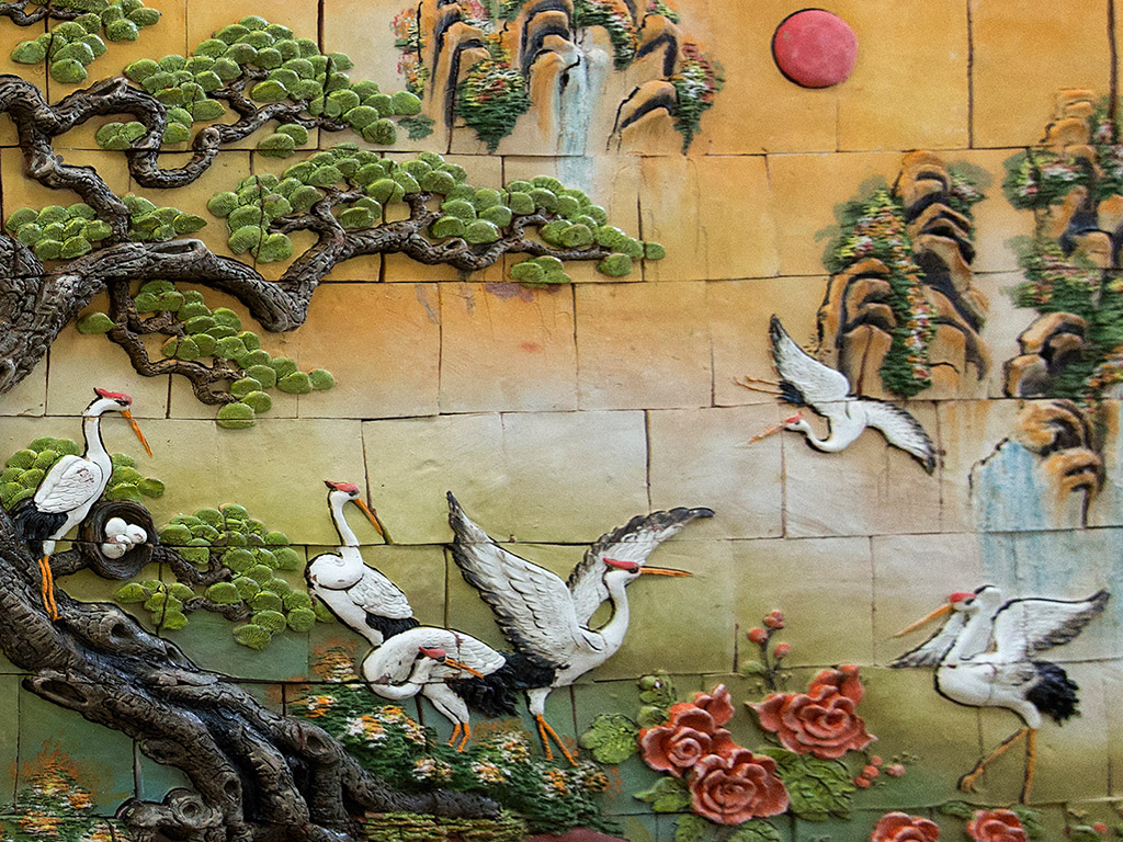 Tranh gốm ốp tường Tùng hạc diên niên 2