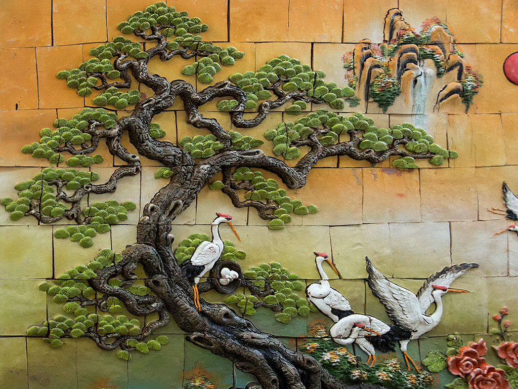 Tranh gốm ốp tường Tùng hạc diên niên 3
