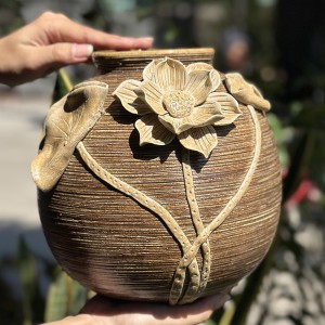 Lọ dáng vò tròn đắp nổi hoa sen gốm mộc sang trọng, tinh tế