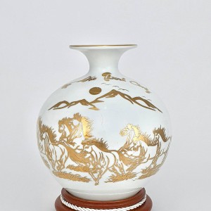 Bình hút lộc màu trắng mệnh kim vẽ vàng Mã Đáo Thành Công