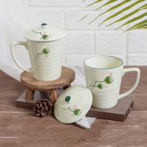 Cốc sứ có nắp đậy uống nước vẽ nhụy sen