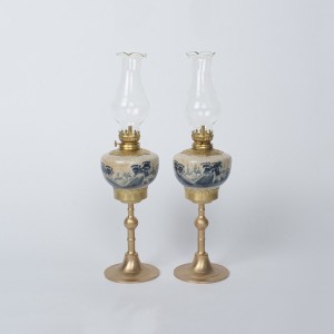 Đèn dầu thờ men rạn vẽ đồng quê dáng vai vuông