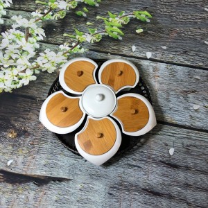 Khay mứt sứ men trắng hoa mai đế mây