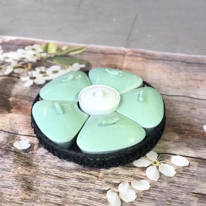 Khay mứt sứ men xanh bạc hà 5 cánh đế mây