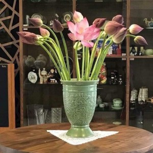 Lọ hoa Bát Tràng men C khắc nổi hoa phù dung dáng cúp