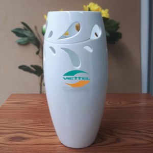 Lọ hoa sứ men trắng in logo dáng boom đục lá S3