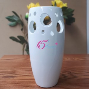 Lọ hoa sứ trắng in logo dáng boom S1