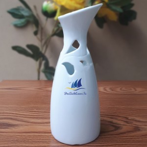Lọ hoa sứ men trắng in logo dáng chai vát S1