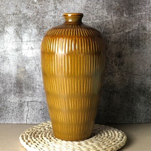 Lọ hoa trang trí họa tiết ganh hỏa biến vàng